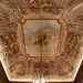 A colpire per  soprattutto il soffitto, affrescato dallo stesso Nicola Colonna del teatro Margherita nei primi anni del Novecento.  facile riconoscere la sua mano guardando i putti che reggono svolazzando lo stemma bianco e rosso cittadino, grappoli duva e ramoscelli di ulivo...